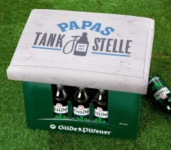Gilde 42969 Bierkasten Sitzkissen "Papa's Tankstelle" 44x34cm Sitzpolster Weiß