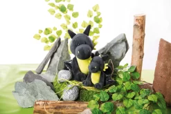 Nici 47996 Kissen Drache Dragor Schwarz-gelb Rechteckig 43x25cm Plüsch Dragonia -Kuscheiz Geschäft 47994 06 47993 Milieu 2048x1365 1