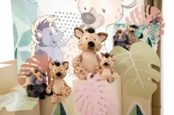 Nici 48866 Hyäne Helgi 36cm Plüsch Kuscheltier Schlenker GREEN Wild Friends -Kuscheiz Geschäft 48860 10 48865 48866 48867 48863 48864 Milieu 2048x1356