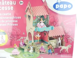 Papo 80509 Prinzessinnenschloss Inkl. 3 Figuren Spielset 53x37x40cm -Kuscheiz Geschäft papo Schloss Prinzessinnenschloss mit drei Figuren Einhorn Kaetzchen Balkon Spielset Isiplay princess castle 1 scaled